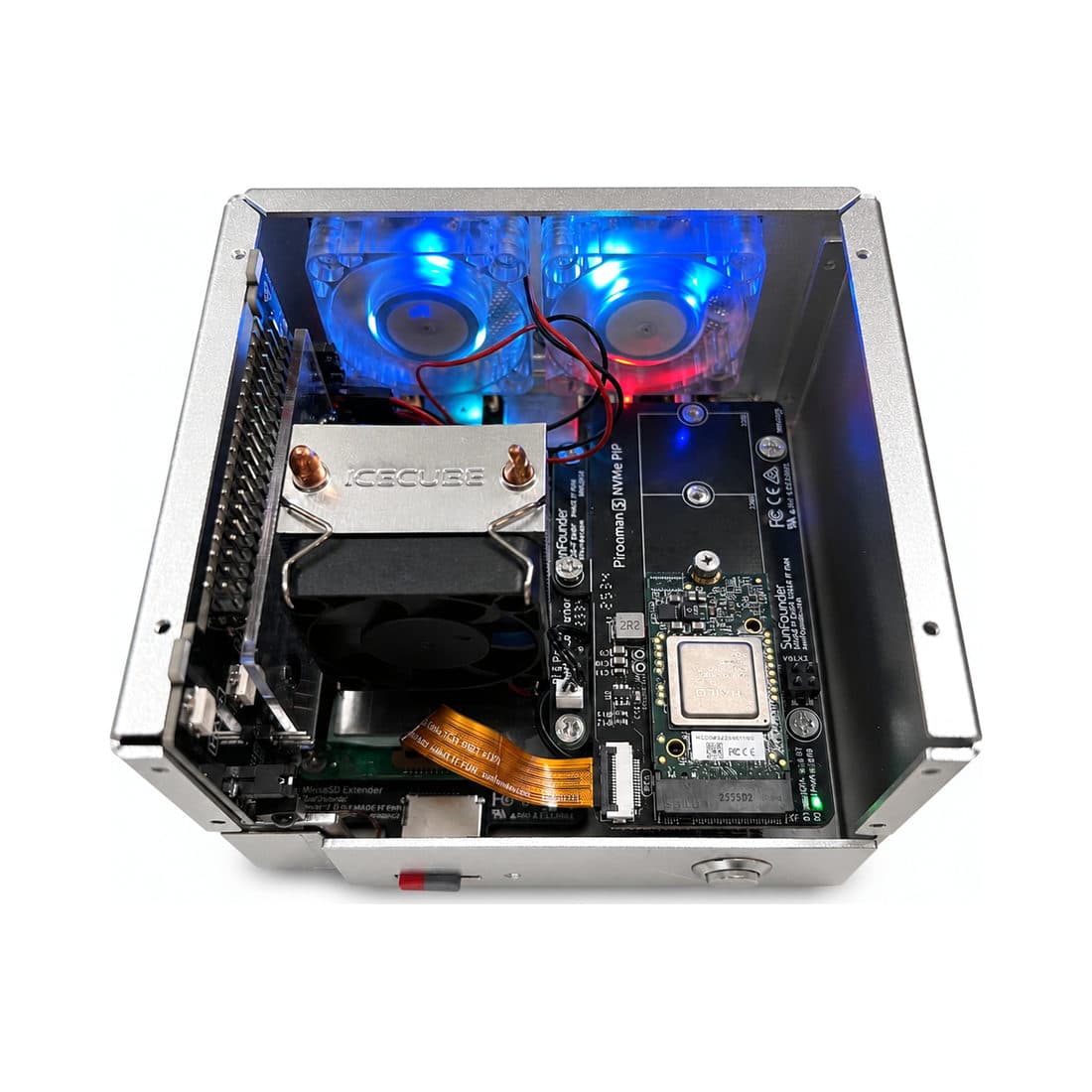 Innenleben der AI Appliance: Single-Board-Computer mit KI-Beschleuniger, NVMe-Speicher und aktiver Kühlung
